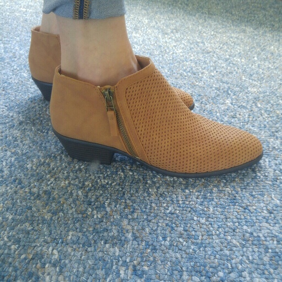 6.5 Cognac distressed perforated low heel bootie - Picture 5 of 8